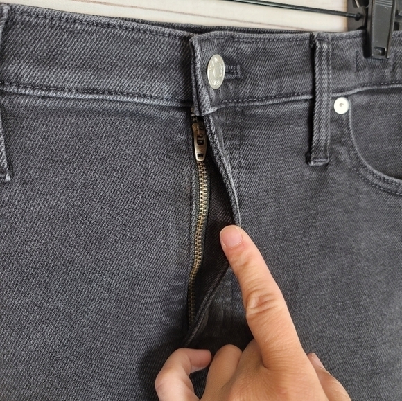 MADEWELL MID-RISE KICK OUT JEANS IN RINSED BLACK, SZ 31 - Picture 4 of 16